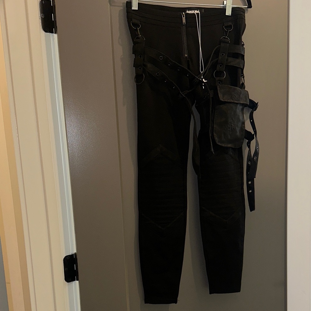 Darker Wavs Frequency Strappy Leggings